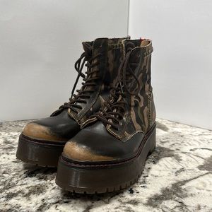 STEVE MADDEN CAMO BOOTS (GREAT CONDITION)